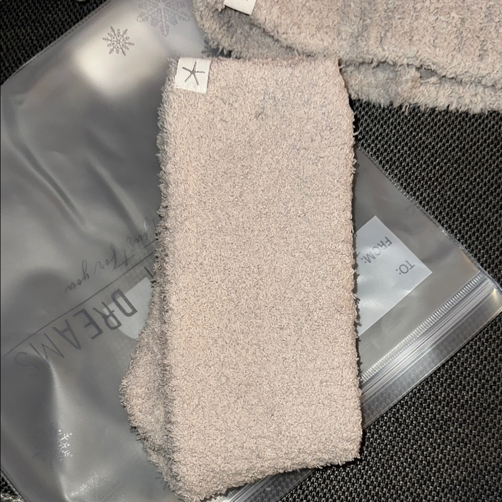 Barefoot Dreams Cozy Beanie and sock Set - Silver - Picture 4 of 5